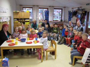 Die Kinder und Betreuer des Jakobus-Kindergarten mit Arne Sahm (hinten Mitte)